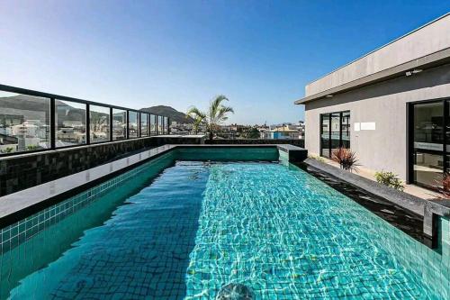 a swimming pool on the roof of a building at Studio com piscina Ingleses Florianópolis 202 in Florianópolis