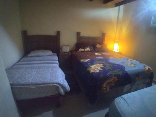 Tempat tidur dalam kamar di Hospedaje Isabelita