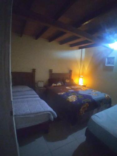 Tempat tidur dalam kamar di Hospedaje Isabelita