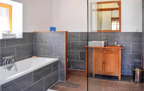 a bathroom with a bath tub and a sink at Beautiful Home In Tasque With Wifi, Private Swimming Pool And Outdoor Swimming Pool in Tasque