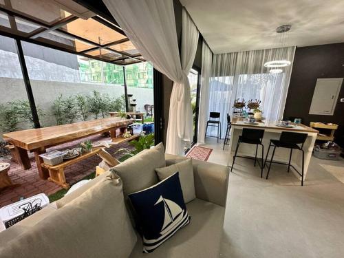 ein Wohnzimmer mit einem Sofa und einem Tisch in der Unterkunft Seafront OnCall - private jacuzzi with 4 cozy bedrooms in San Juan