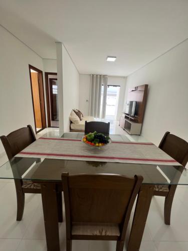 uma mesa de jantar e cadeiras numa sala de estar em APTO NOVO TODO MOBILIADO A 400 M DA PRAIA Sensacional em Porto Seguro