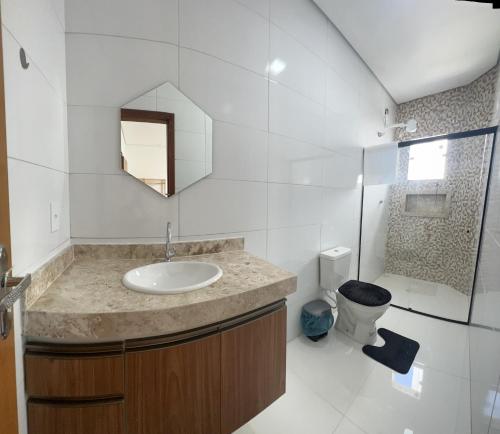 uma casa de banho com um lavatório e um WC em APTO NOVO TODO MOBILIADO A 400 M DA PRAIA Sensacional em Porto Seguro