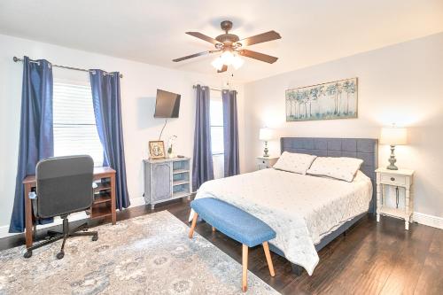 Postel nebo postele na pokoji v ubytování South Tampa Retreat Fenced Yard, Top Location!