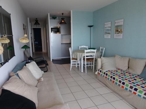 Appartement Les Sables-d'Olonne, 2 pièces, 4 personnes - FR-1-92-609にあるシーティングエリア