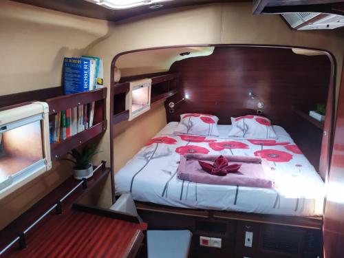 ein Schlafzimmer mit einem Bett auf der Rückseite eines Bootes in der Unterkunft Imagine972 Martinique Bateau Hotel à Quai le Marin 3 Cabines 3 Salles de bains 6 pers maxi in Le Marin
