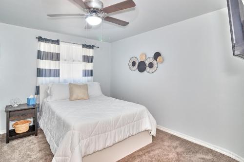 - une chambre avec un lit et un ventilateur de plafond dans l'établissement Convenient 4 Bedroom Home Centrally Located Tampa, à Tampa