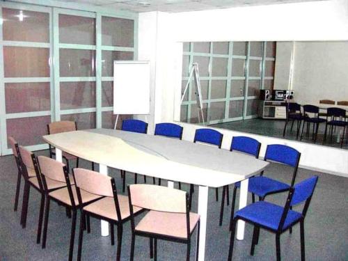 una sala conferenze con tavolo e sedie blu di Rani Homestay Khajuraho a Khajurāho