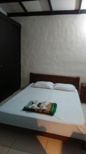 Un dormitorio con una cama con un libro. en Apartasuites Medellin Laureles Nogal, en Medellín