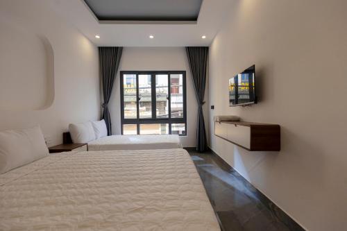 Cette chambre comprend 2 lits et une fenêtre. dans l'établissement Cassie Boutique Hotel, à Vung Tau