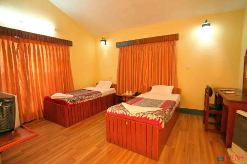een kamer met 2 aparte bedden en een televisie bij Hotel Melungtse & Apartment in Tokna