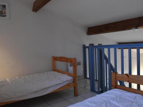- une chambre avec 2 lits superposés et un escalier dans l'établissement Maison 2 pièces mezzanine, 5 couchages, piscine, près de la plage - Gruissan - FR-1-229-828, à Gruissan