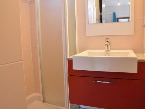 une salle de bain avec un lavabo, un miroir et une douche dans l'établissement Maison 2 pièces mezzanine, 5 couchages, piscine, près de la plage - Gruissan - FR-1-229-828, à Gruissan