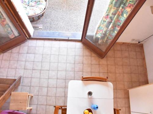 Kúpeľňa v ubytovaní Maison en bord de mer avec terrasse ensoleillée, mezzanine, et parking privé - 4 couchages à Gruissan - FR-1-229-843