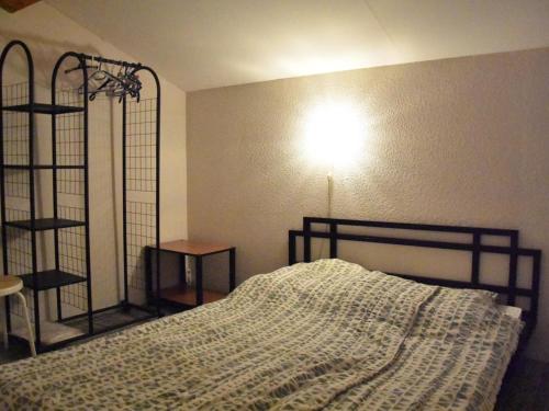 une chambre avec un lit et une lumière sur le mur dans l'établissement Maison de vacances à Gruissan - 5 couchages, piscine, proche mer et commerces - FR-1-229-816, à Gruissan