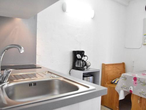 - une cuisine avec un évier en acier inoxydable dans l'établissement Maison avec Piscine, Mezzanine et Climatisation - 5 Couchages - Gruissan - FR-1-229-821, à Gruissan