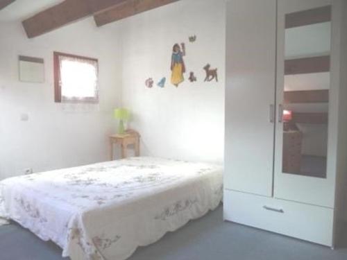 une chambre blanche avec un lit et une fenêtre dans l'établissement Maison avec Piscine, Mezzanine et Climatisation - 5 Couchages - Gruissan - FR-1-229-821, à Gruissan