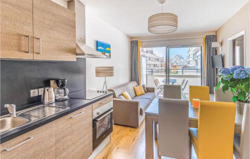 une cuisine et un salon avec une table et des chaises dans l'établissement Les Patios Deugenie, à Biarritz