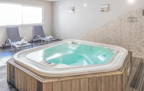 une baignoire jacuzzi dans une chambre avec escalier dans l'établissement Les Patios Deugenie, à Biarritz