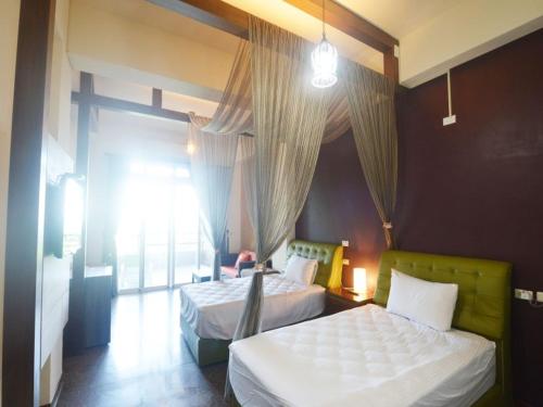 鹽寮村的住宿－浪花一朵朵民宿，一间卧室设有两张床和窗户。