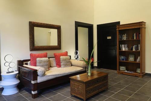 a living room with a couch and a mirror at The Riverside Inn in Boquete