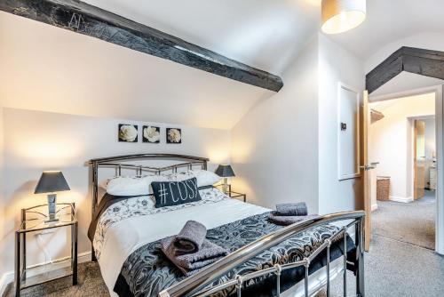 ein Schlafzimmer mit einem großen Bett in einem Zimmer in der Unterkunft Bwthyn Y Nant in Dinorwic