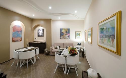 Una sala de estar con un sofá, una mesa y sillas. en B&B Civico Cinque, en Salerno
