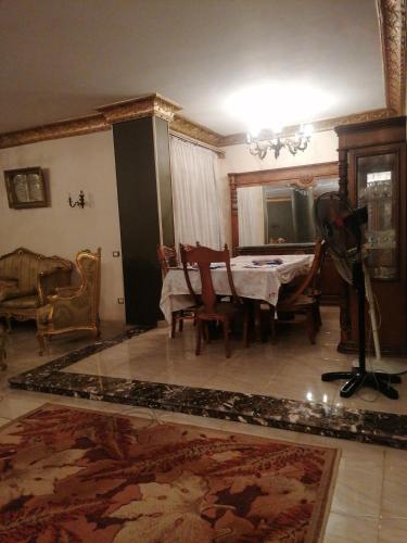 a living room with a table and chairs in it at شقه فندقيه للايجار ثلاث غرف in Cairo