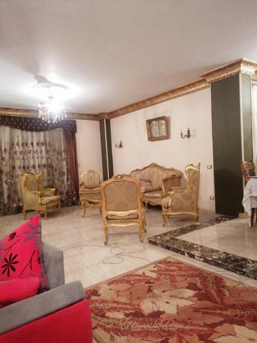 a living room with a couch and chairs at شقه فندقيه للايجار ثلاث غرف in Cairo