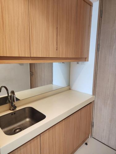 Kebonnanas的住宿－Troom treepark city apartement，一个带水槽和木橱柜的厨房