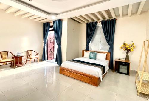 a bedroom with a bed and a table and chairs at Hoa De Nhat Hotel- Sân Bay Tân Sơn Nhất in Ho Chi Minh City