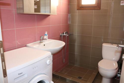 A bathroom at Petra-Mare 8