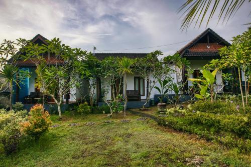 a house with a garden in front of it at The Banana House in Nusa Penida