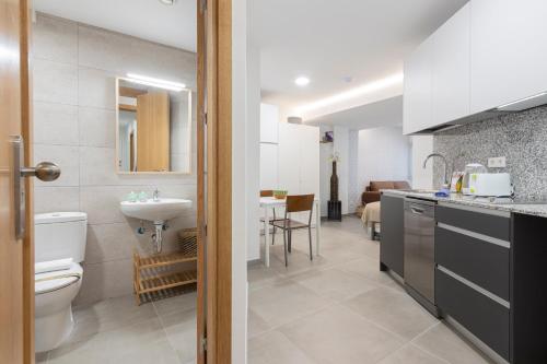 Habitación con baño con lavabo y aseo. en Dobohomes - Clara del Rey 33, en Madrid