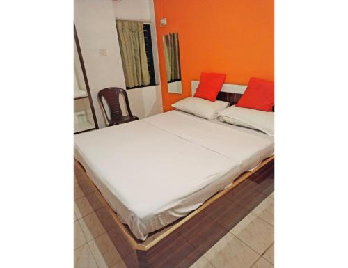 duas camas sentadas uma ao lado da outra num quarto em Hotel Kamal Palace,Panjim em Panaji