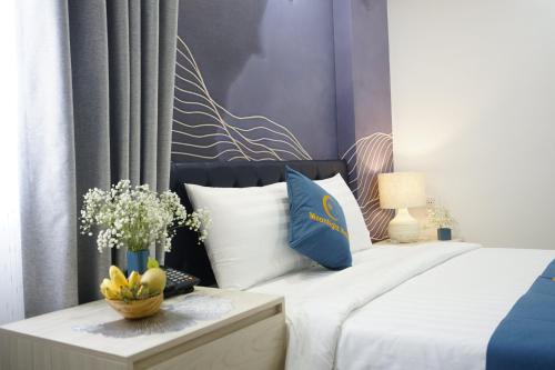 Giường trong phòng chung tại Moonlight Nha Trang Hotel