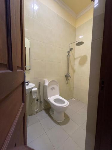 La salle de bains est pourvue d'une douche et de toilettes. dans l'établissement LETS GO HURAA, à Huraa