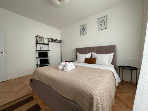 um quarto com uma cama grande e uma cabeceira castanha em Myslym Shyri's Apartments em Tirana