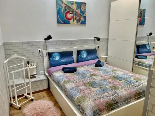 1 dormitorio con cama y espejo en Loft ANAGNINA, en Roma