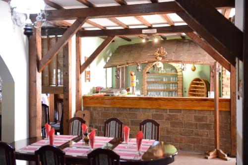 een eetkamer met een tafel en een open haard bij Zlatni Klas in Zrenjanin