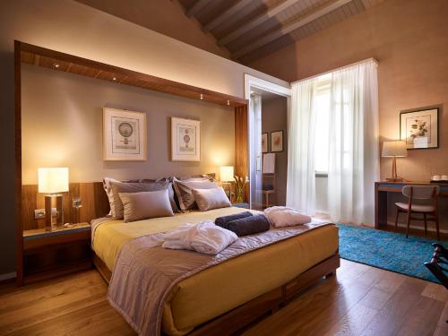 モンティニョーゾにあるRelais Montepepe Winery & Spaの大きなベッドと2つの枕がある寝室