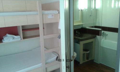 mała łazienka z umywalką i łóżkiem piętrowym w obiekcie APPARTEMENT CAP ESTEREL CLIMATISE VUE MER w mieście Agay - Saint Raphael