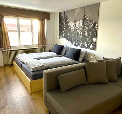 Postel nebo postele na pokoji v ubytování Mountain Lodge Sedrun
