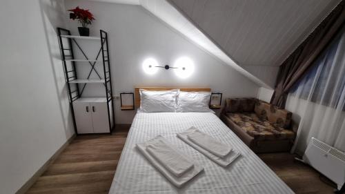 Ένα ή περισσότερα κρεβάτια σε δωμάτιο στο 12 Місяців-Травень, басейн з підігрівом