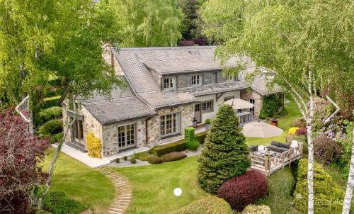 eine Luftaufnahme eines Hauses mit Garten in der Unterkunft Côté Malmedy in Malmedy