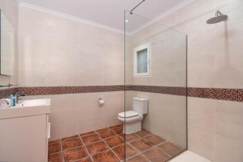 A bathroom at Familia