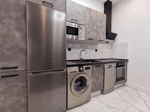 馬德里的住宿－Serrano Style, by Presidence Rentals，厨房配有不锈钢冰箱和洗碗机