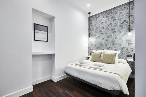 1 dormitorio con 1 cama grande en una habitación en Serrano Style, by Presidence Rentals, en Madrid