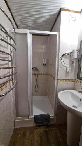 a bathroom with a shower and a sink at 12 Місяців-Травень, басейн з підігрівом in Slavske