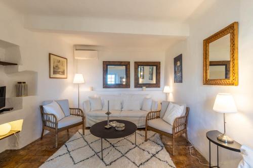 een woonkamer met een bank, 2 stoelen en een tafel bij Mougins Collection - Maisonnette Authentique - Vieux Village de Mougins in Mougins